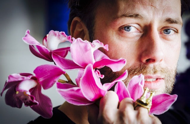 **Pascal Stroet: Meesterbloemsierkunstenaar die de natuur tot leven brengt**